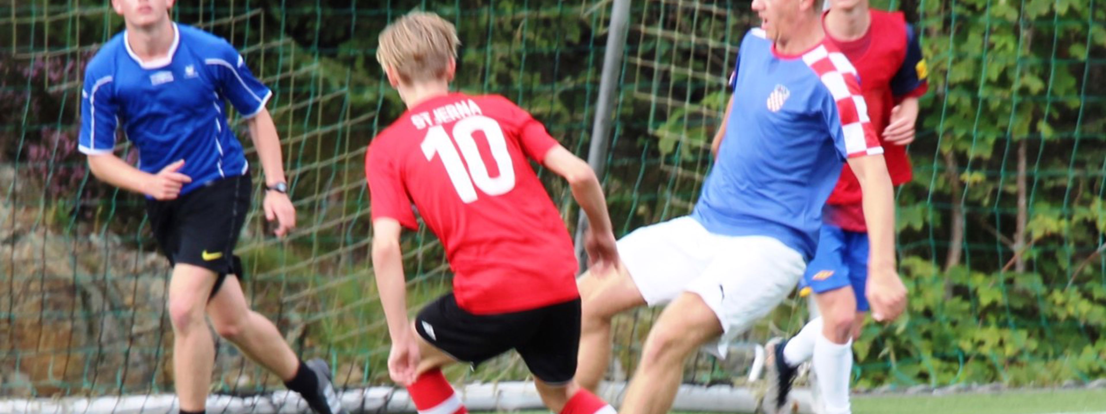 Elevar spelar fotball