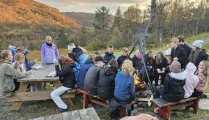 Elevane i 1sta samla ute rundt borda.