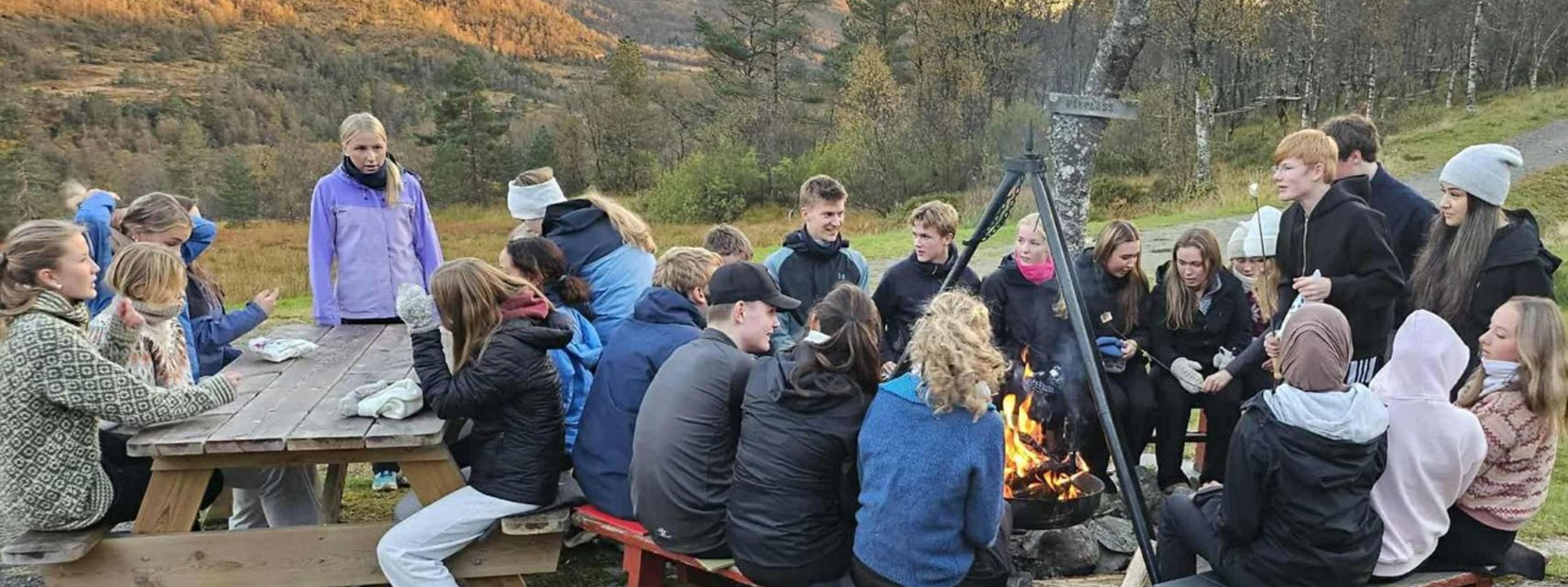 Elevane i 1sta samla ute rundt borda.