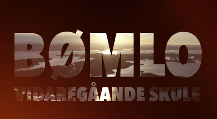 Logo Bømlo vidaregåande skule. Bakgrunnen av bokstavane viser Bømlo-natur.