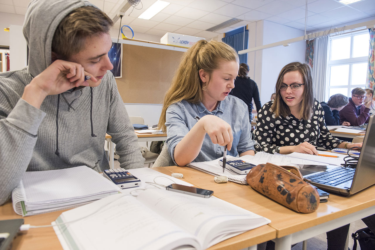 Elevar på studieførebuing gjer oppgåver.