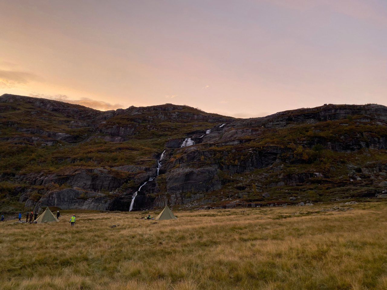 Vakker fjellnatur. I bakgrunnen er det to telt.