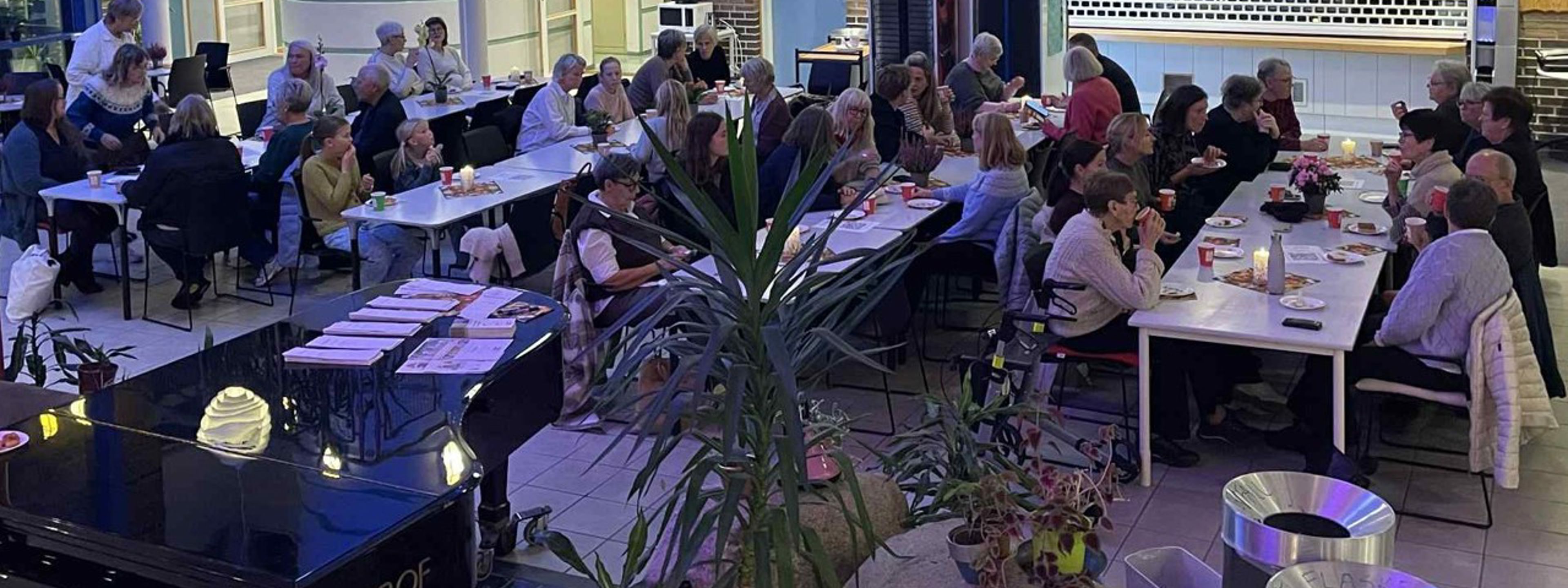 Basar og mykje folk i kantina på Bømlo vgs