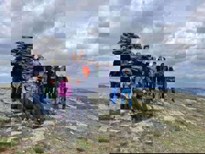 Elevar på fjellet rundt ein stor varde