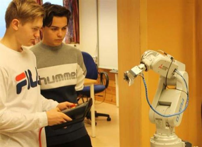 Elevar styrer robot