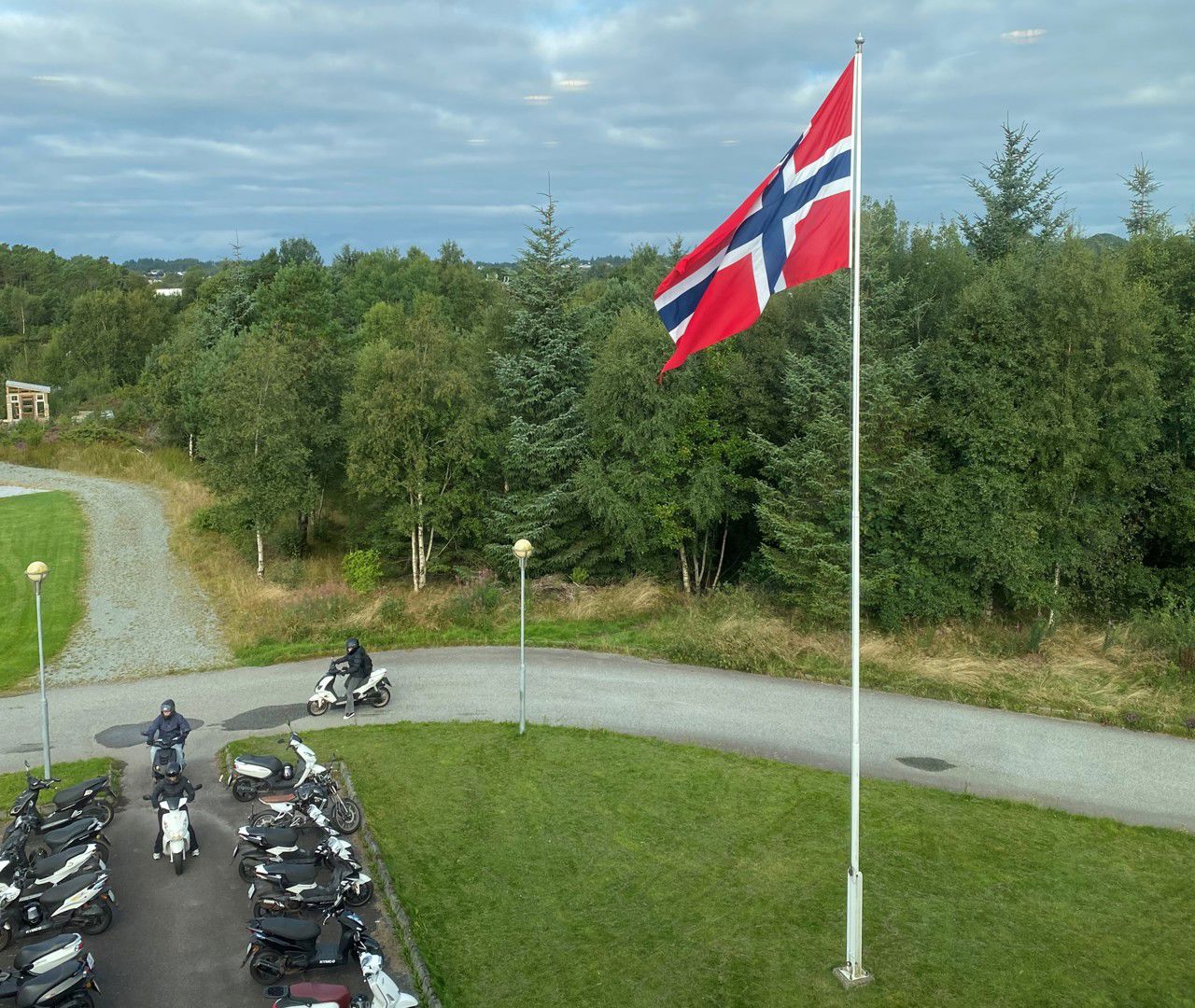 Flagg og mopedar.jpg