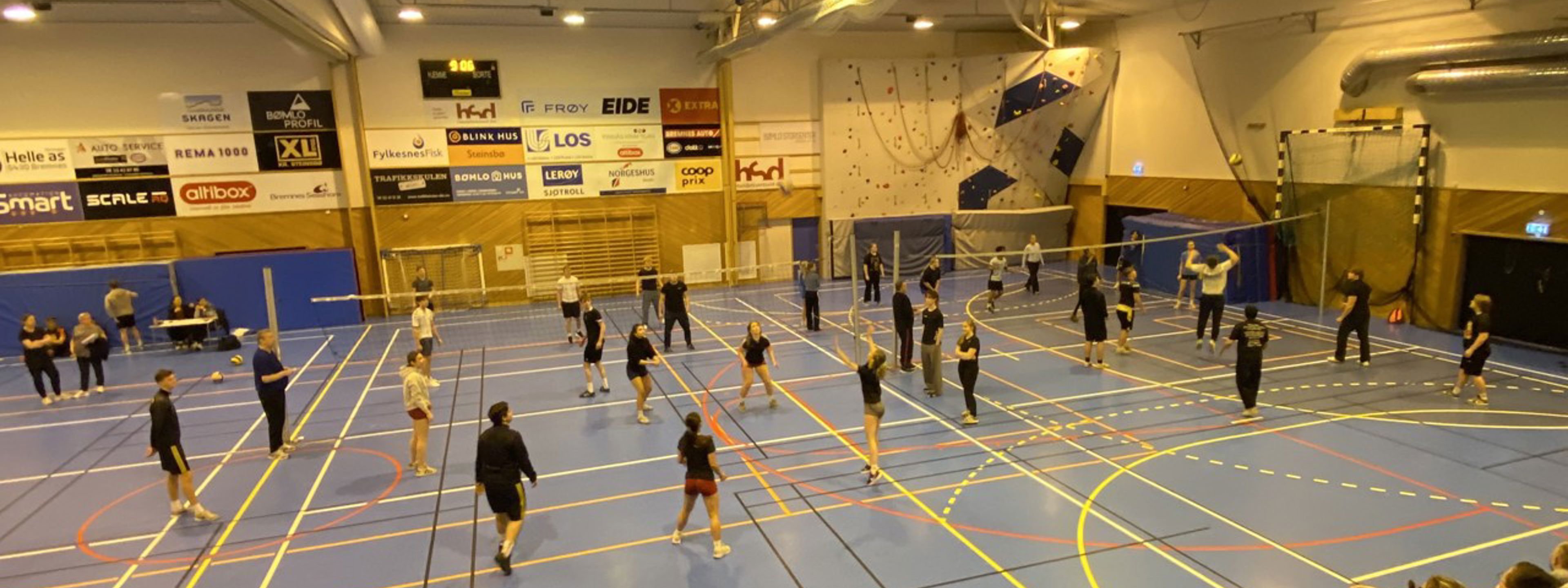 Stor aktivitet i hallen på volleyballdagen