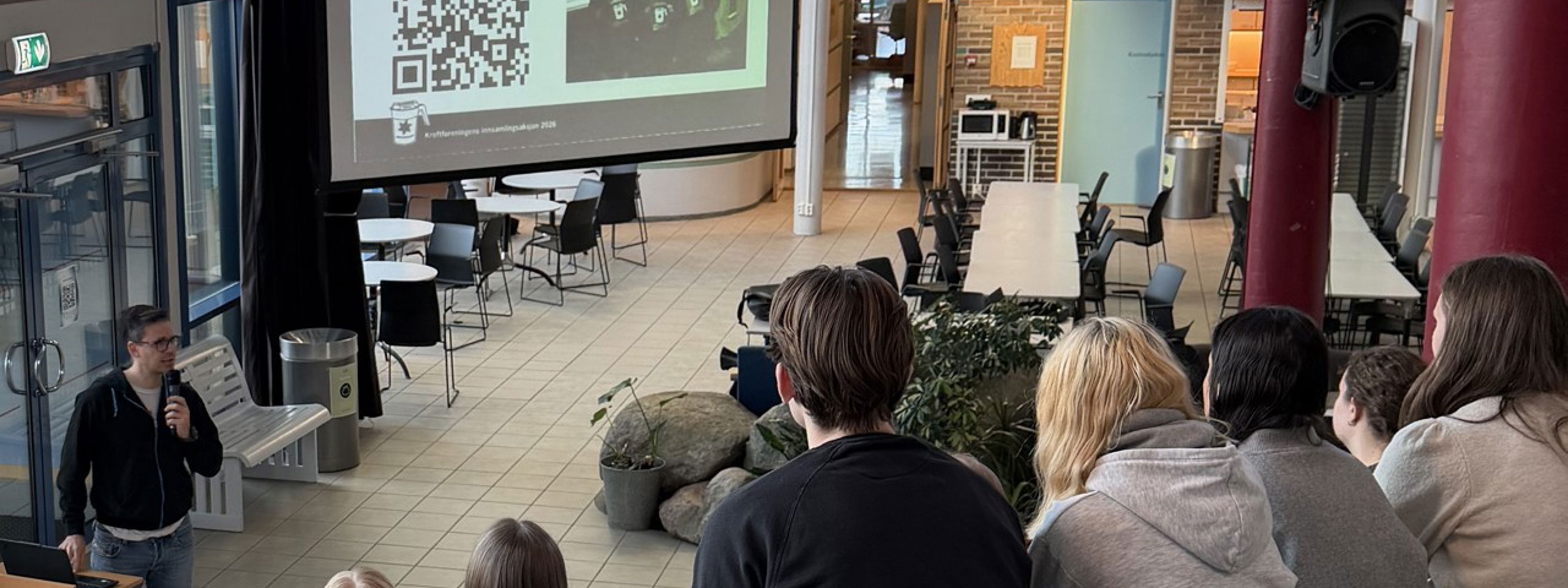 Representant frå Kreftforeningen informerer elevane på Bømlo vgs