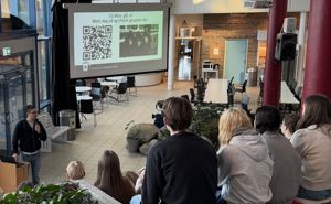 Representant frå Kreftforeningen informerer elevane på Bømlo vgs