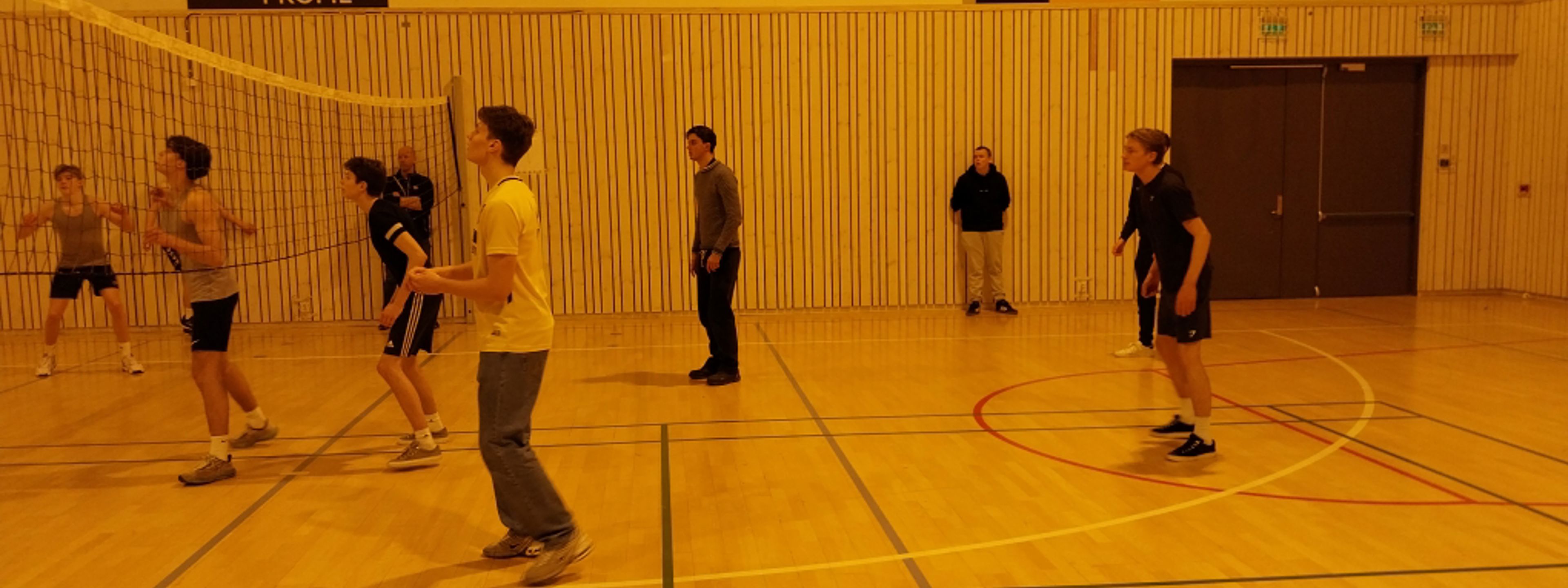 Volleyballaget til maritime fag i aksjon