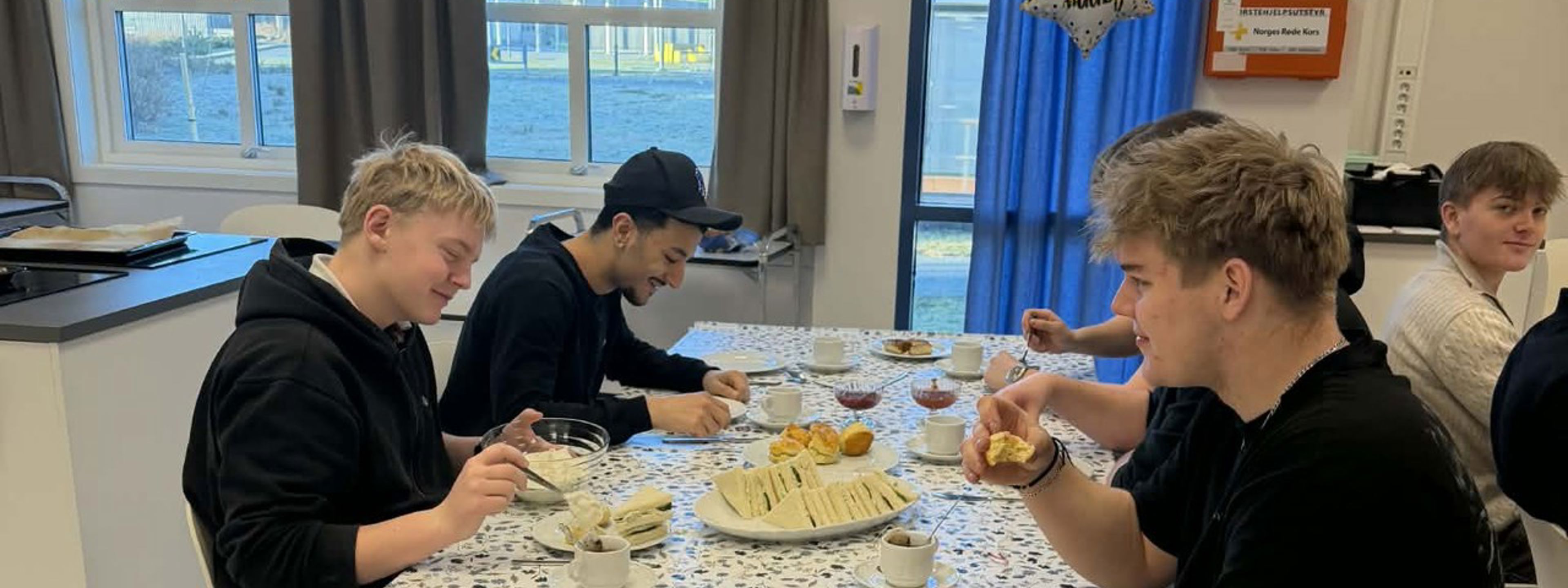 Elevar som arrangerer afternoon tea