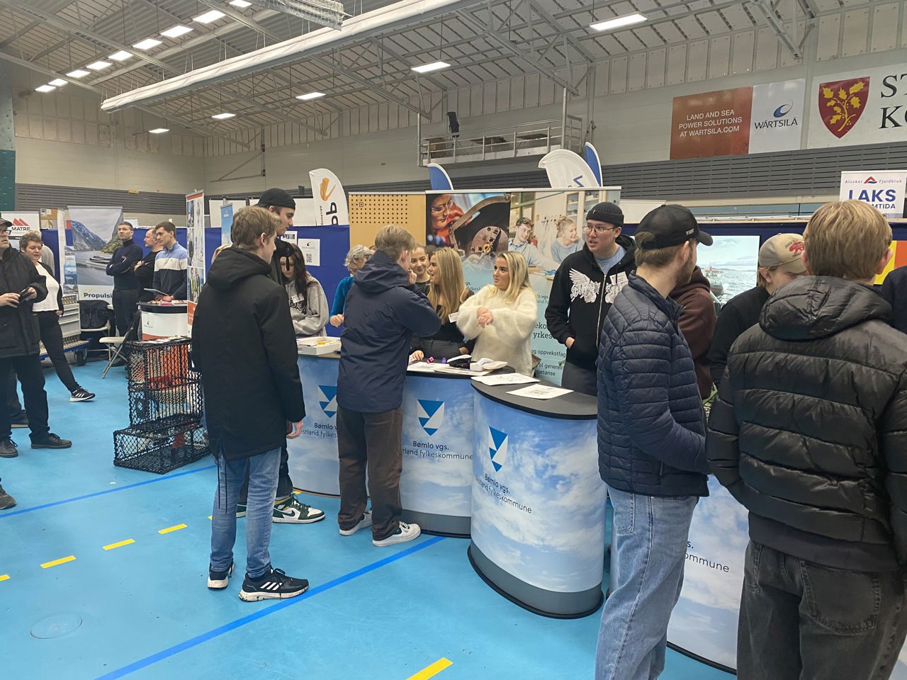 Elevar står bak Bømlo vidaregåande skule sin stand på Utdanningsmessa. Føre standen det mange andre.