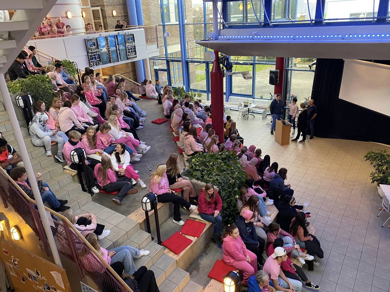 I Fuglaberget. Mange elevar er kledd i rosa.