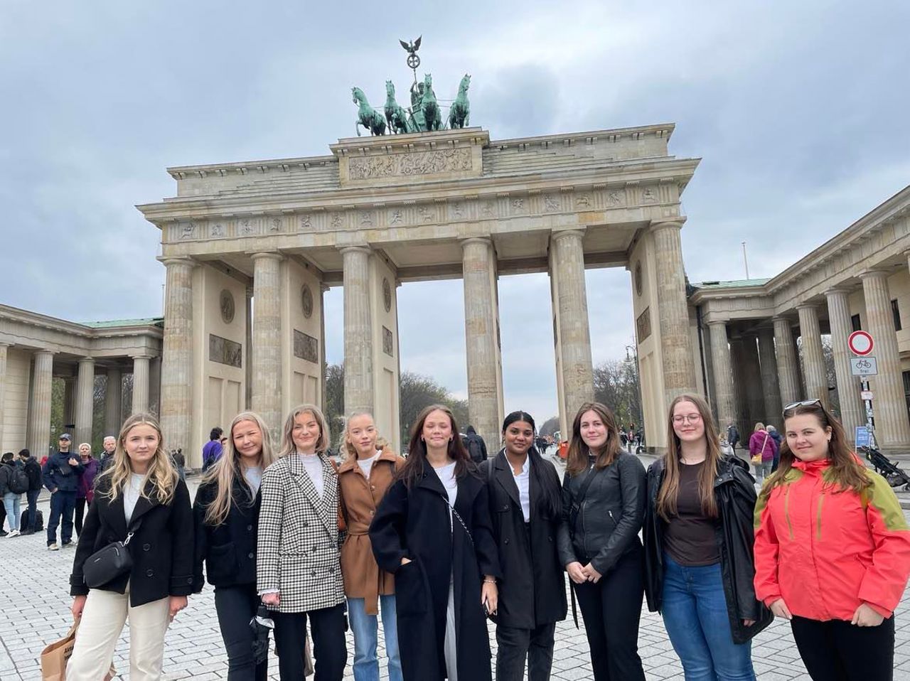 Elevane står framfor Brandenburger Tor.