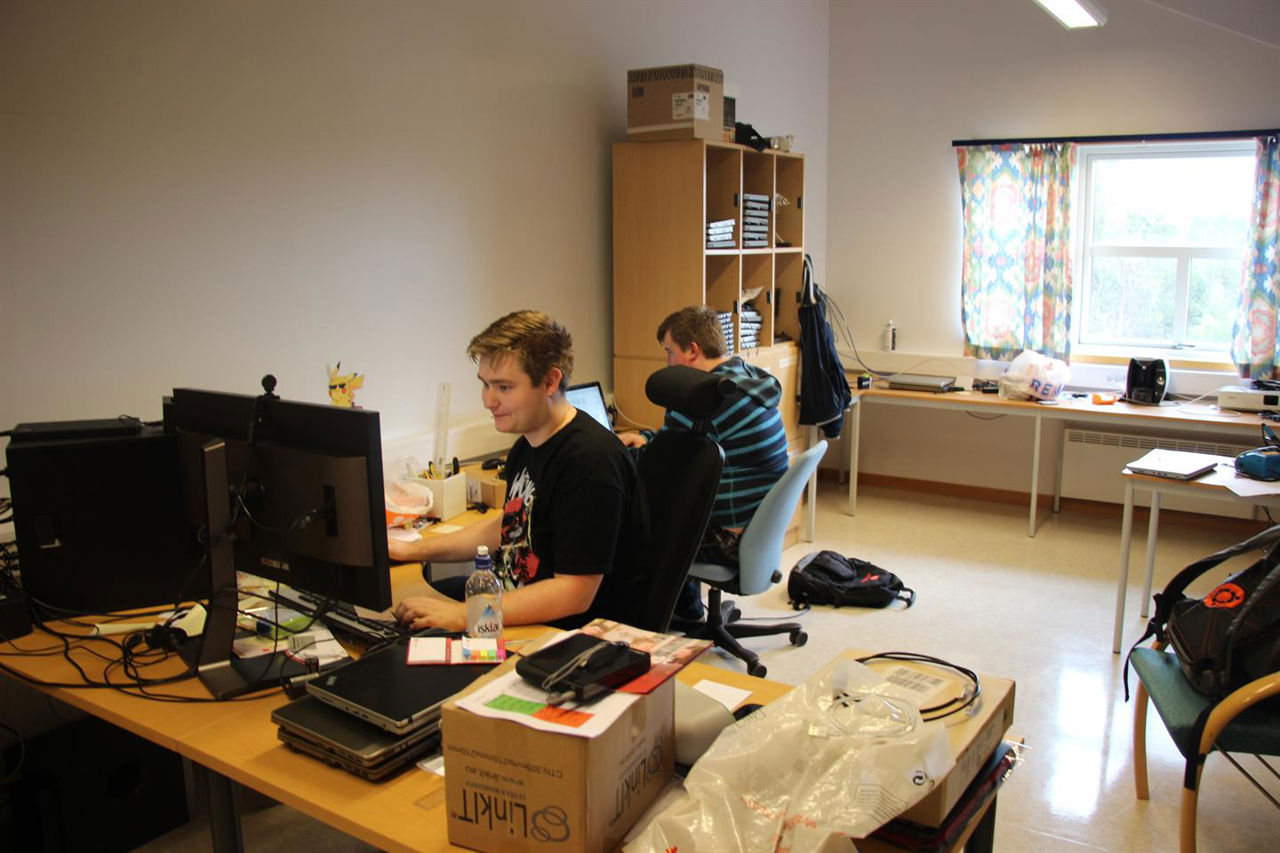 IKT-kontoret på Leite. Thomas og Vegard sit bak pc-skjermar.