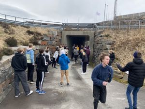 Elevar spring opp ein bakke med stafettpinne i handa