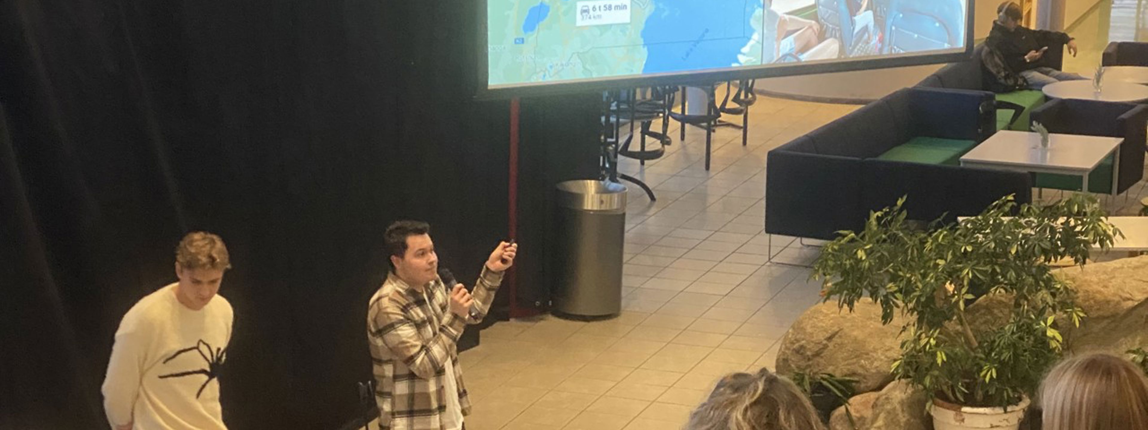 Presentasjon av barneheimen ved dei to gutane som fekk vera på besøk i juni.