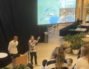 Presentasjon av barneheimen ved dei to gutane som fekk vera på besøk i juni.